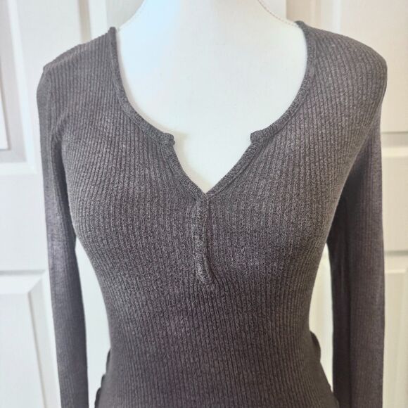 Gray Ribbed V-Neck Top - Medium - Picture 2 of 4